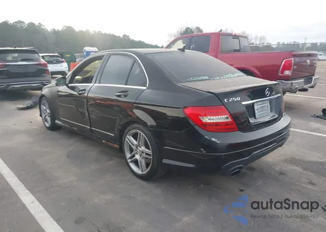 2013 Mercedes-Benz C 250 Sport z USA, uszkodzony, nr VIN WDDGF4HB5DG128991